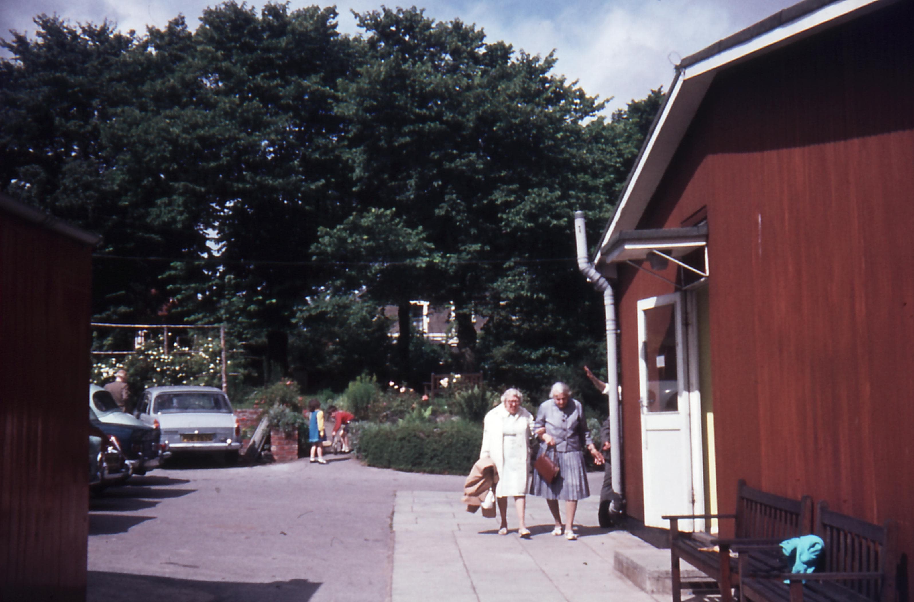 Image of two ladies walkign through the college grounds
